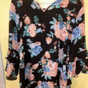 Super cute flower flowy top